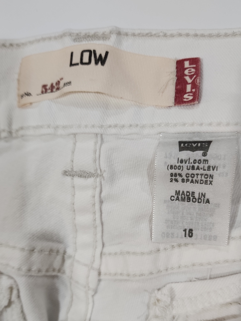 Levi's 542 Low Rise White Cuffed Denim Shorts, Women's Size 16 - Picture 6 of 7